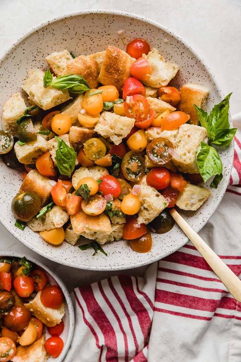 Panzanella Toscana, Panzanella Recipe, Italian Recipes Appetizers, Italian Salad Recipes, Chewy Bread, Vegetable Salad Recipes, Tomato Salad Recipes, Panzanella Salad, Italian Foods