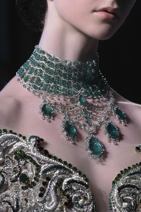 Era Victoria, Guo Pei, Royal Aesthetic, Cersei Lannister, Slytherin Aesthetic, Green And Silver, Royal Jewelry, Fantasy Jewelry, Fantasy Fashion