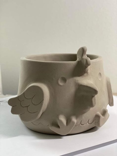 Easter Pottery, Pottery Lessons, Beginner Pottery, Pottery Animals, Pottery Painting Designs, Pottery Handbuilding, Keramik Design, Hand Built Pottery, Pottery Crafts