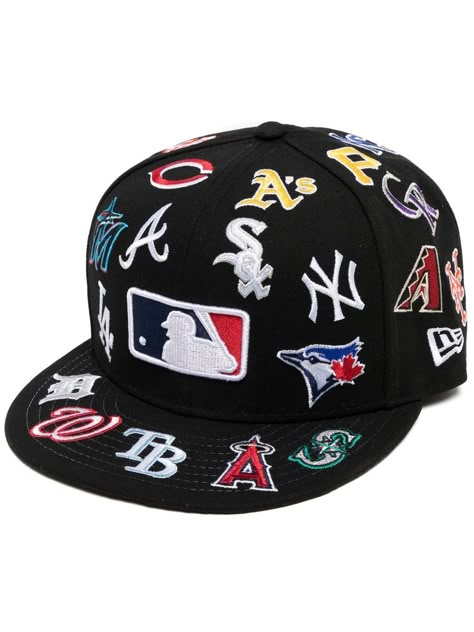 Preto e colorido, patches de logo na frente, estampa corrida de logo, aba curva e modelagem slip-on. Gorros New Era, Swag Hats, Mlb Team Logos, Stay Creative, Mlb Hats, Dope Hats, Western Outfits Men, Wu Wear, New Era Snapback