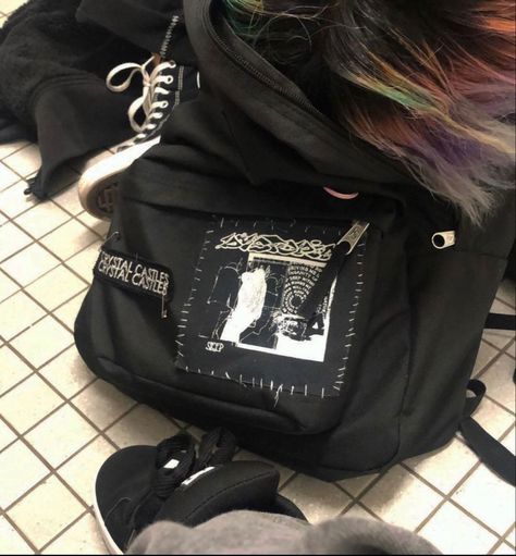 Diy Punk Backpack, Crust Backpack, Backpack With Patches And Pins, Metalhead Backpack, Patches On Backpack, Backpack Grunge, Punk Backpack, Grunge Backpack, Backpack With Patches