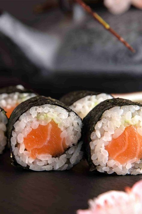 Sushi Night At Home, Sushi Easy, Sims Food, Sushi Fillings, Maki Rolls, Sushi Vinegar, Maki Roll, Maki Sushi, Sushi Recipe