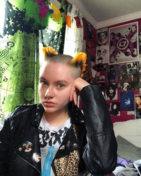 Punk Mohawk, Punk Rock Girls, Punk Hairstyles, Queer Punk, Mohawk Styles, The Language Of Flowers, Mohawks, People Poses, Punk Hair