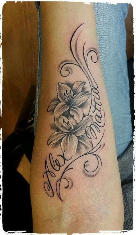 Hibiscus Name Tattoo, Elegant Flower Tattoo, Flower Name Tattoo, Lilly Tattoo Design, Colour Tattoo For Women, Lillies Tattoo, Monogram Tattoo, Hibiscus Tattoo, Feminine Tattoo Sleeves