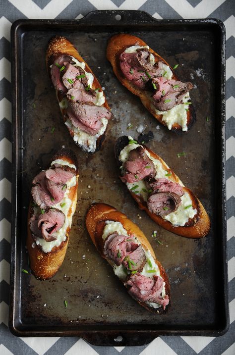 Beef Tenderloin Crostini, Tenderloin Crostini, Crostini Recipe, Crostini Appetizers, Crostini Recipes, White Italian, Garlic Clove, Italian Bread, Beef Tenderloin