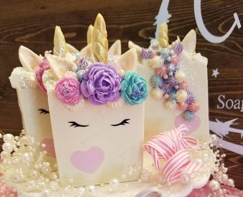 Cute Soap Design, Birthday Soap Ideas, Artisan Soap Recipe, Home Made Soap With Glitter, Natural Soap Packaging, Natural Soap Making Recipes, Mermaid Soap Diy, Summer Soap, Soap Artisan