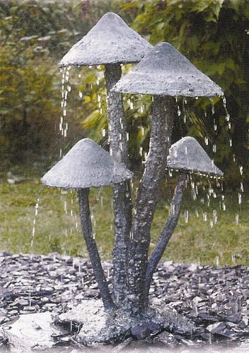 Cute enough for fairy mermaids! Art Mushrooms, Mushrooms Design, Taman Air, Decoration Beton, Garden Retreat, Fountain Design, Concrete Garden, Garden Fountain, Fountains Outdoor