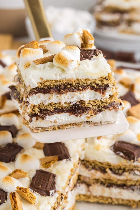 Smores Icebox Cake, S’mores Icebox Cake, S’mores Wedding Cake, S’mores Cake Recipe, Smores Cake Recipe, Marshmallow Topping, Homemade Marshmallow Fluff, Winter Dessert, Icebox Cake Recipes