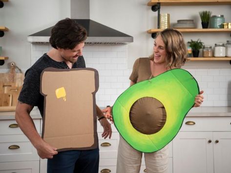 Couples Costume 2022, Halloween Costumes For Baby, 3 Halloween Costumes, Avocado Costume, Halloween Couples Costume, Halloween Costumes Pictures, Dollar Store Halloween Decorations, Pregnancy Costumes, Pregnant Halloween Costumes