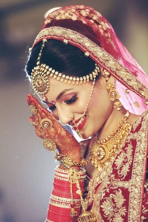 Bridal Poses For Millennial Brides Of 2020  #weddingchicks #shaadidukaan #shaadidukaanindia #poseforbride #millennialbrideweddingpose #weddingdayposeformillennialbride #bridalweddingpose #differentposeforbridal Indian Bride Poses, Indian Bride Photography Poses, Bride Photos Poses, Indian Wedding Photography Couples, Bridal Photography Poses, Indian Bridal Photos, Indian Wedding Couple Photography, Bride Photography Poses, Bride Photoshoot