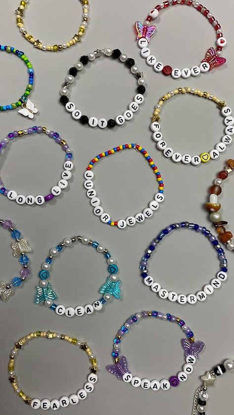 Beaded Bracelets With Letters, Fit Manifestation, Diy Bracelet Ideas With Beads, Taylor Swift Bracelet Ideas Clay Beads, Bracelet Ideas With Beads, Friendship Bracelets Beads, Small Beads Bracelet, Ideas With Beads, Diy Bracelet Ideas