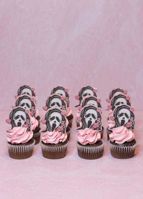 Scream Themed Cupcakes, Ghost Face Cupcakes, Ghostface Strawberries, Ghostface Cupcakes, Scream Birthdays, Scream Movie Cake, Ghost Face Birthday Party, Scream Themed Birthday Parties, Ghostface Party