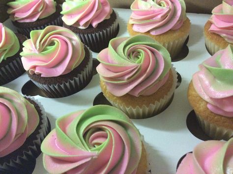 Pink and green swirl cupcakes. Pink And Green Food Ideas, Pink Green Cupcakes, Pink And Green Desserts, Green Swirl Cupcakes, Pink And Green Cakes, Pink And Green Cupcakes, Normal Cake, Cupcakes Green, Sparkle Cupcakes