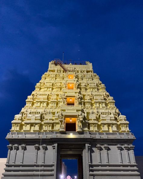 Early mornings at Rameshwaram temple surrounded by thousands of devotees, a spiritual experience like no other. 🙏✨ #rameshwaram #rameshwaramtemple #templediaries #spiritualjourney #notionbypiyush Rameshwaram Temple, Early Mornings, Spiritual Experience, Spiritual Journey, Early Morning, Temple, Spirituality, Quick Saves