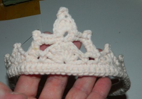 laura's frayed knot: Crocheted Tiara Crochet Crown Pattern, Crochet Tiara, Charity Crochet, Crochet Crown, Crochet Headbands, Crown Pattern, Knit Projects, Sweet Baby Girl, Crochet Headband Pattern