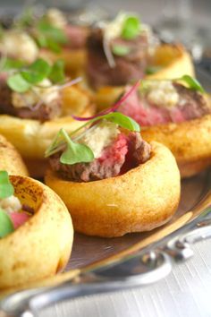 Yorkshire Pudding With Roast Beef, Roast Beef Appetizers Parties, Mini Yorkshire Pudding Appetizers, Yorkshire Pudding Canapes, Mini Yorkshire Pudding, Yorkshire Pudding Filling, Beef And Horseradish, Roast Beef And Horseradish, Downton Abbey Party