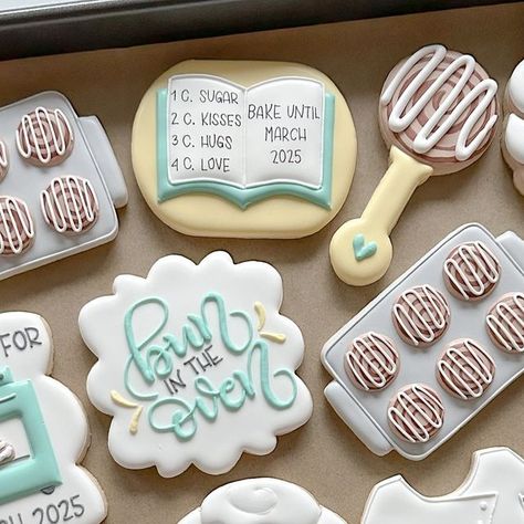 Nicole Phelps on Instagram: "There's a bun in the oven 🤰👩‍🍳  Recipe book cookie inspired by the amazing @emilysbakeshop 🩷 . . . . . . . . . . . . . . . . . . . . . . . . . . .  #sandiegocookies #cookiesofinstagram #cookies #sandiegobakersclub #sandiego #babyshowerideas #babyshowerinspiration #cookiedecorating #babyshowercookies #momlife #babyshower #babyannouncement #foodie #partyideas #bunintheoven #bunintheovenbabyshower #pregnant #cookiedecorating #foodnetwork #chef #customcookies #cute #thebump #delicious #like #bakersspotlight #expecting #bunintheovencookies #sugarcookies" Bun In The Oven Cookies, Christian Sugar Cookies, Welcome Home Cookies Decorated, Cookie Baby Shower Theme, Adoption Cookies, Pregnancy Announcement Cookies, Housewarming Cookies, Cookie Flooding, Pink Bakery