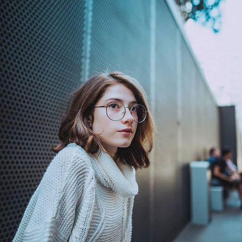 Nerdy Girl Aesthetic, Best Outfit For Girl, Female Modeling Poses, Street Photography Portrait, Hairstyles With Glasses, Photography Portraits, Nerdy Girl, Poses References, Poses For Photos