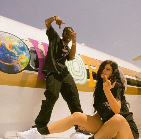 Kylie And Travis Scott, Stile Kylie Jenner, Kylie Travis, Robert Kardashian, Black Couples Goals, King Kylie, Relationship Goals Pictures, Kris Jenner, Lazy Susan