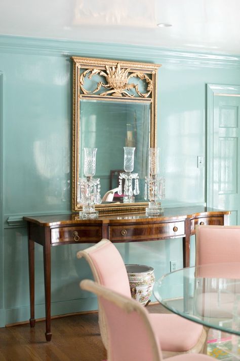 8 Gorgeous Lacquered Walls That Will Make You Want Your Own – SheKnows Lacquer Walls, Gloss Walls, Green Lacquer, Fine Paints Of Europe, Aqua Decor, Mint Walls, Blue Shelves, Lacquered Walls, High Gloss Paint