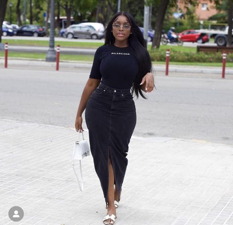 Maxi Denim Skirt Outfit Street Style, Long Jean Skirt Outfits Black Women, Long Black Denim Skirt Outfit, Pencil Skirt Outfits Classy, Long Summer Dress Outfits, Tube Dress Outfit, Demin Skirt Outfit, Long Denim Skirt Outfit, Bbq Outfits