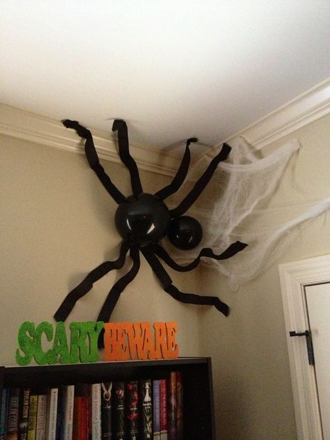 DIY spider with balloons and black streamers! Balloon Spider, Halloween Streamers, Diy Spider, Hallowen Party, Strašidelný Halloween, Halloween Party Decor Diy, Halloween Office, Homemade Halloween Decorations, Easy Halloween Decorations