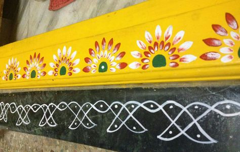 A simple entrance door design Kadapa Muggu Designs, Gadapa Muggu Designs Simple, Door Border Rangoli Designs, Gadapa Muggu Designs, Entrance Rangoli, Gadapa Designs, Border Kolam, Border Rangoli Designs, Chukkala Muggulu