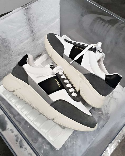 Sneakers 2023 Trends Men, Axel Arigato Genesis, New Sneaker Releases, White Tennis Shoes, Balenciaga Speed, Sneakers Looks, Black And White Sneakers, Black And White Shoes, Axel Arigato