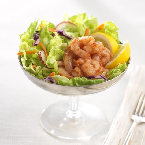 Shrimp Cocktail Salad Salad Mix Recipes, American Salad, Cocktail Salad, Shrimp Cocktail Sauce, Blueberry Salad, Quick And Easy Appetizers, Cocktail Sauce, Shrimp Cocktail, Large Salad Bowl