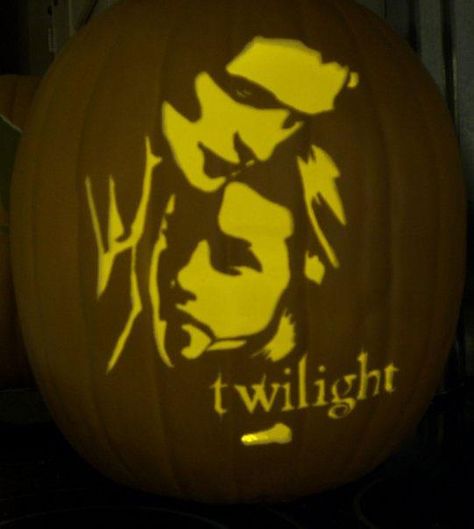 Twilight fans pumpkin! Difficult Pumpkin Carving Ideas, Twilight Pumpkin Carving, Twilight Pumpkin, Pumpkin Carving Printables, Pumkin Designs, Disney Pumpkin Stencils, Pumpkin Inspo, Snoopy Pumpkin, Pumkin Ideas