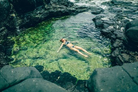 woman floating in body of water surrounded by stones photo – Free Person Image on Unsplash Person Floating Reference, Person Floating In Water, Floating Reference, Water Reference, Person Floating, Woman Floating, Surf Girl Style, Bodies Of Water, Hand Photo