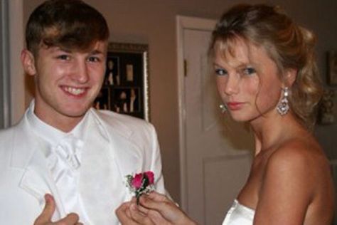 Old pictures! Taylor Swift High School, High School Pics, Celebrity Prom Photos, School Pics, High School Prom, Portia De Rossi, Blush Beauty, Prom Photos, Prom Pictures