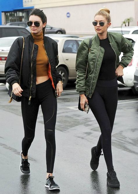 How to look sporty *and* stylish this fall - GirlsLife Edgy Outfits For Women, جيجي حديد, Gigi Hadid Street Style, Look Legging, Mode Hipster, How To Wear Leggings, Athleisure Trend, Nyc Street Style, Pastel Outfit