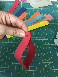 Construction Paper Chains Christmas, Paper Christmas Lights Diy, Christmas Light Paper Garland, Paper Chains Christmas Garland, Paperchain Christmas Decoration, Christmas Chains Paper, Construction Paper Christmas Lights, Christmas Garland Crafts For Kids, Paper Garland Ideas Christmas