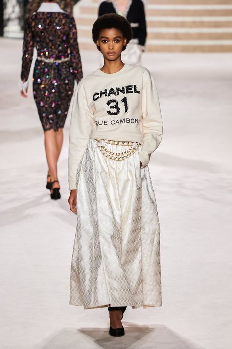 🍸 on Twitter: "Chanel Pre-Fall 2020… " Runway Fashion 2020, Chanel 2020, Chanel Fashion Show, Chanel Runway, Mode Chanel, 2020 Fashion Trends, Vogue Germany, Chanel Spring, Chanel Fashion