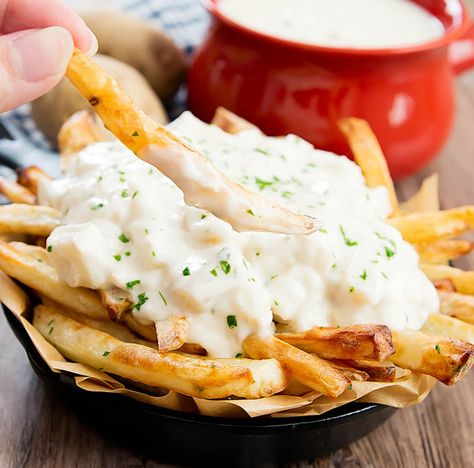 Crispy french fries are covered with thick and creamy clam chowder. This is one hearty dish that will keep you warm this winter. Chowder fries, where have you been all my life? I can’t believe I’ve never eaten this dish before, but now that I have, I can’t get enough of it. I had it … Things To Do With French Fries, Fries Homemade, Pizza Grilled Cheese Sandwich, Cooking French Fries, Pizza Grilled Cheese, Stuffed Potatoes, Crispy French Fries, San Diego Food, Baked Fries