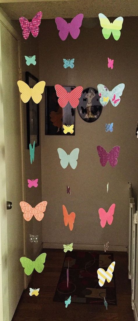 Diy Decorar Paredes Con Mariposas De Papel - Bricoinventos Birthday Party Butterfly, Backdrop For Photos, Butterfly Garland, Butterfly Party, Butterfly Theme, Butterfly Birthday, Butterfly Crafts, Butterfly Decorations, School Decorations