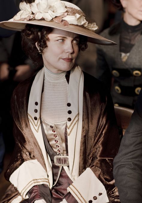 Cora countess of Grantham Downtown Abbey Fashion, Cora Crawley, Downton Abbey Costumes, Allen Leech, Lady Sybil, Laura Carmichael, Elizabeth Mcgovern, Downton Abbey Style, Damien Chazelle