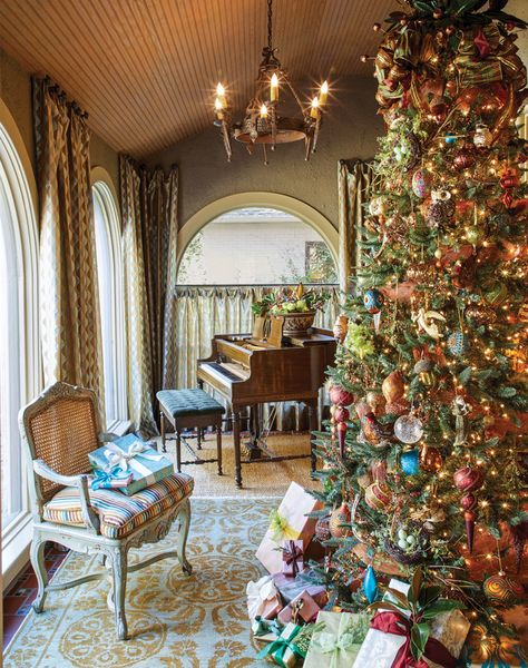 A Holiday Bliss 2019 Preview - Victoria Magazine Christmas Rooms, Victoria Magazine, Classic Christmas Decorations, World Decor, Fabulous Christmas, Christmas Decorations For The Home, Christmas Room, Holiday Home Decor, Christmas Aesthetic