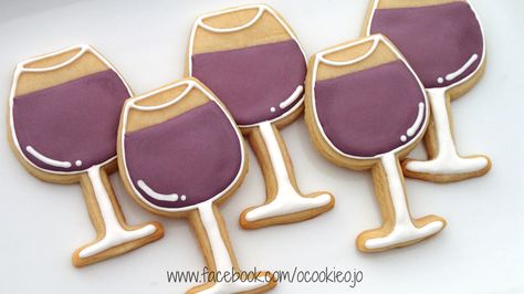 Wine glass cookies www.facebook.com/ocookieo.jo Wine Glass Cookies, Glass Cookies, Wine Cookies, Bridal Cookies, Valentine Cookie, Sugar Cookie Royal Icing, Cookie Business, Summer Cookies, Sugar Cookie Designs