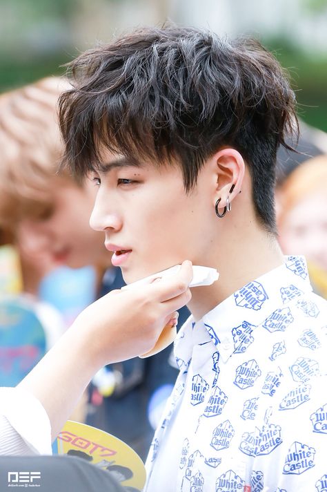 JB - *SCREAMS* EXCUSE ME N o si R Hair Station, Asian Haircut, Asian Men Hairstyle, Jaebum Got7, Corte De Cabelo Masculino, Side Profile, Hair Reference, Korean Men, Korean Hairstyle