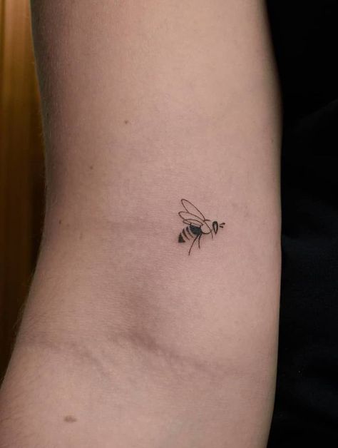 Simple Bee Tattoos For Women, Bee Tattoo Dainty, Hornet Tattoo Ideas, Bee Tattoo Design Minimal, Bee Tattoo Ideas Simple, Abstract Bee Tattoo, Tiny Bumble Bee Tattoo Simple, Simplistic Bee Tattoo, Tiny Bee Tattoo Simple