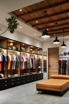 Cloths Shop Design Ideas, Shop Design Ideas Clothes, Clothe Shop Interior Design, Golf Closet Ideas, High End Store Interior, Clothes Display Design, Interior Design For Boutique Shop, Golf Club House Interior Design, Golf Pro Shop Design