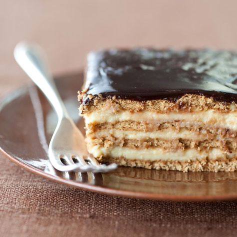 Icebox cake composed of layers of graham crackers and fresh, homemade vanilla pudding, topped with fudge frosting. When it sits together in the fridge overnight, it melds into a luxurious cake-like texture. Boston Cream Pie Cake, Icebox Cakes, Homemade Vanilla Pudding, Box Cakes, Layered Dessert, Eclair Cake, Homemade Pudding, Boston Cream Pie, Fudge Frosting