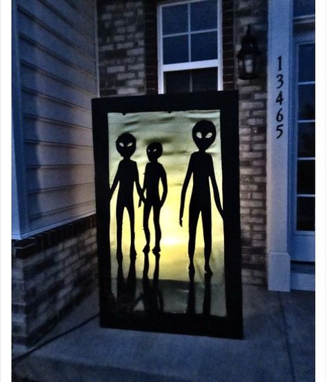 Spaceship Decor, Alien Birthday Party, Halloween School Treats, Alien Party, Alien Halloween, Halloween Yard Decorations, Halloween Yard, Theme Halloween, Halloween 2019