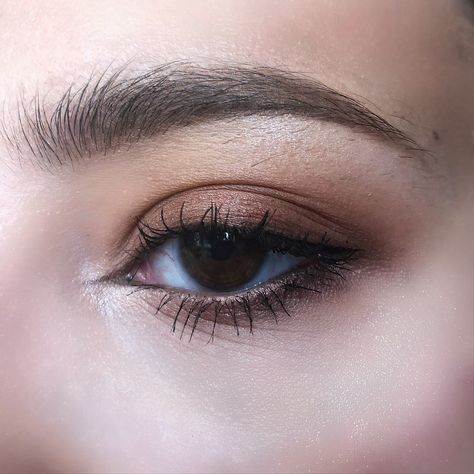 Rustic Eyeshadow Look, Brow Eyeshadow Look, Minimal Dark Eye Makeup, Smokey Eye Makeup Subtle, Soft Dark Eye Makeup, Makeup Ideas Homecoming Brown Eyes, Basic Brown Eyeshadow, Brown Simple Eye Makeup, Earthy Makeup Aesthetic