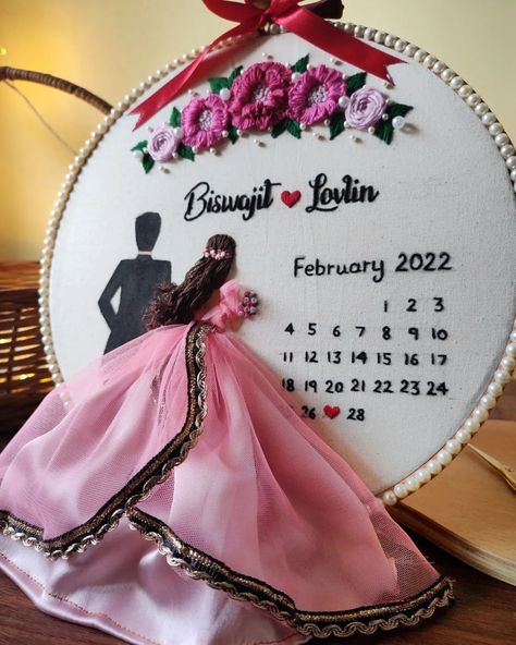 Wedding Anniversary Embroidery, Anniversary Embroidery Hoop, Anniversary Embroidery, Wedding Embroidery Hoop, Wedding Calendar, Embroidery Hoop Art Diy, Dress Code Wedding, Wedding Embroidery, Wooden Embroidery Hoops