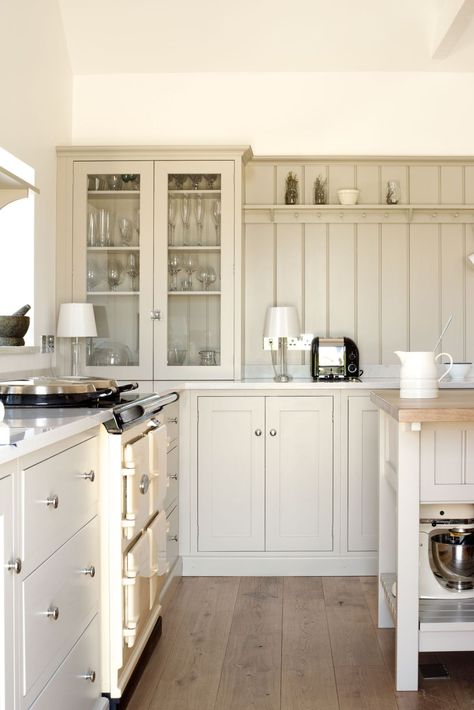 13 cream kitchen ideas that prove beige is back | Real Homes Tongue And Groove Backsplash, Countertop Hutch, Colored Cabinets, Painted Kitchen Cabinets, Barn Kitchen, Beadboard Backsplash, Devol Kitchens, Cream Kitchen, Herringbone Backsplash