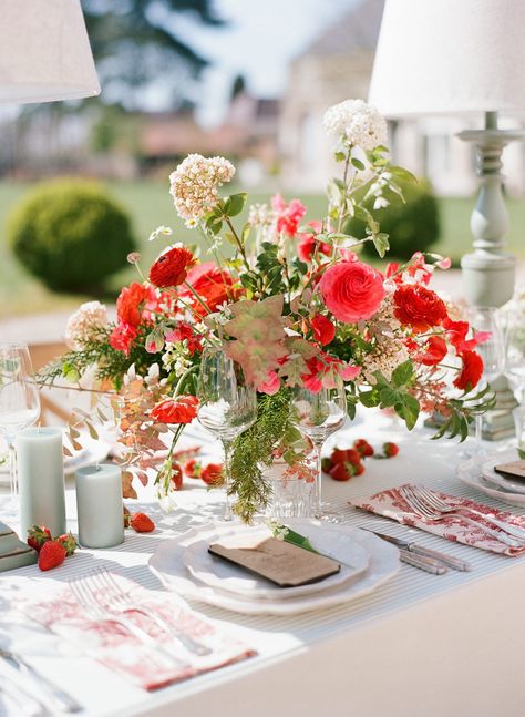 Red Wedding Flowers Centerpieces, Sweet Baby Shower Ideas, Wedding Strawberries, Monique Lhuillier Wedding, Summer Flower Arrangements, Red And White Weddings, Burgundy France, Summer Centerpieces, Mixed Flowers