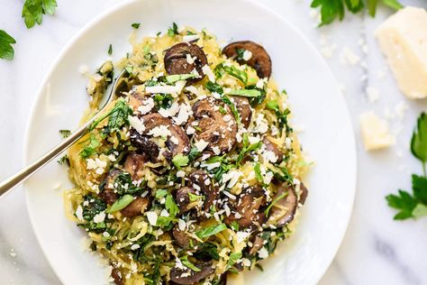 Spaghetti squash w/ mushrooms & parmesan Skinnytaste Pasta Primavera, Best Spaghetti Squash Recipes, Healthy Spaghetti, Spaghetti Squash Recipes Healthy, Best Spaghetti, Spaghetti Squash Recipes, Spinach Stuffed Mushrooms, Paleo Dinner, Vegetarian Recipes Easy